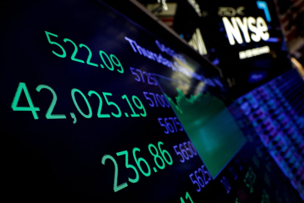 Un ecran affiche l'indice dow jones sur le parquet de la bourse de new york