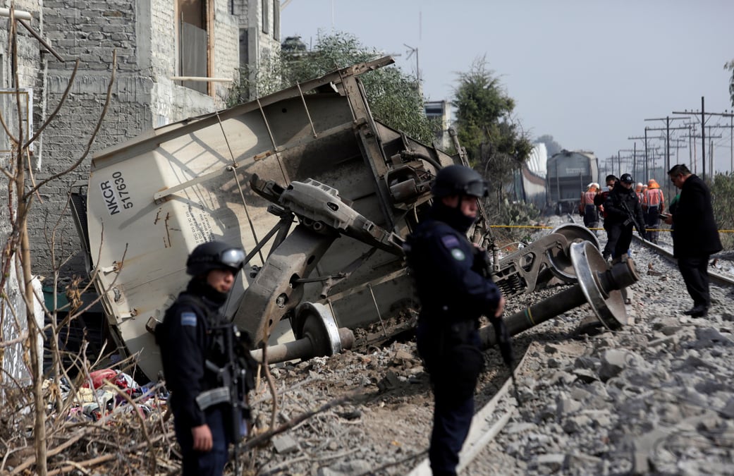 Un train deraille a mexico et percute une maison, cinq morts