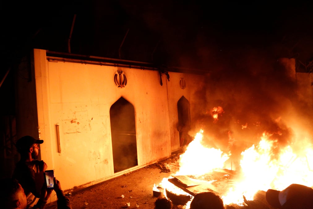 Irak: le consulat d'iran a najaf incendie, couvre-feu instaure