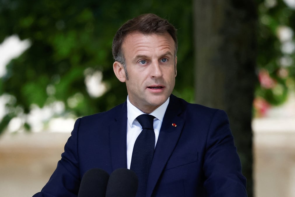 Emmanuel macron assiste a une ceremonie a bayeux
