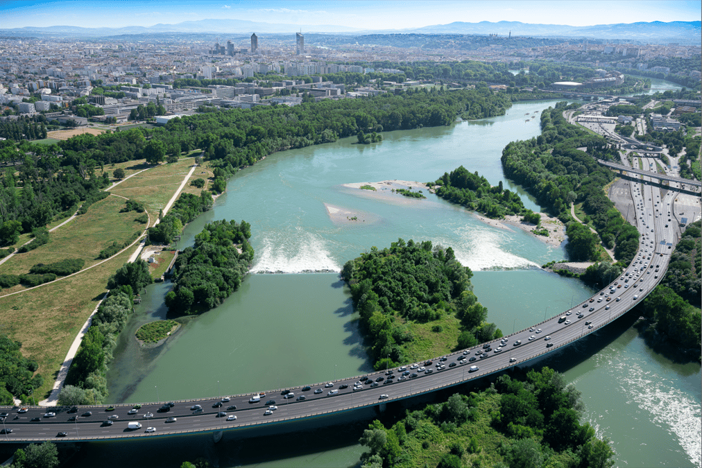 98 % de l'eau potable distribuée aux Grand Lyonnais est captée depuis la station de pompage de Crépieux-Charmy, qui prélève l'eau du Rhône. Le fleuve, le plus puissant d'Europe, voit ses débits d'étiage diminuer en période estivale en raison du changement climatique (-20 % attendu en moyenne entre aujourd'hui et 2050), mais fait aussi face à des pollutions. Ici, le Rhône au niveau de la commune de Jonage, à l'entrée de Lyon.