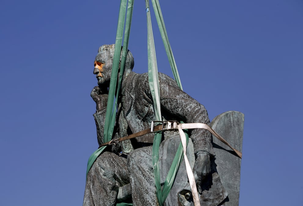 Une statue du colonisateur cecil rhodes deboulonnee au cap
