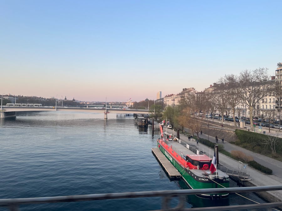Ce n'est cette fois pas sur le Rhône (ci-contre), mais sur la Saône que le projet de la majorité écologiste vise à lancer une première navette de transport fluvial, intégrée au réseau de transports en commun TCL.