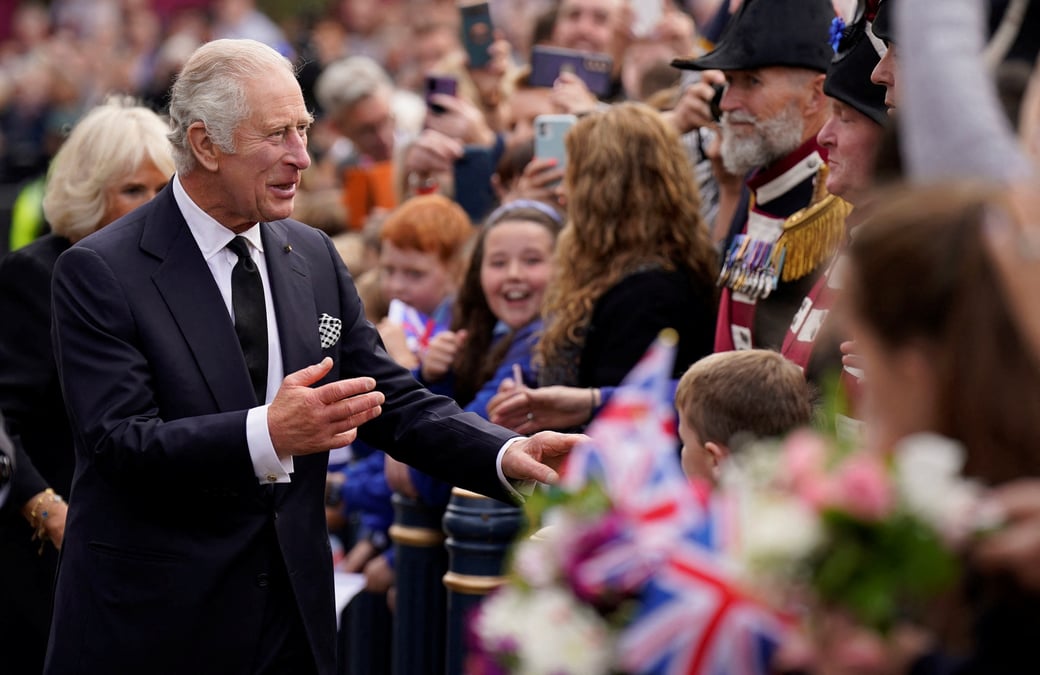 Le roi charles iii et la reine consort arrivent pour une visite au chateau de hillsborough