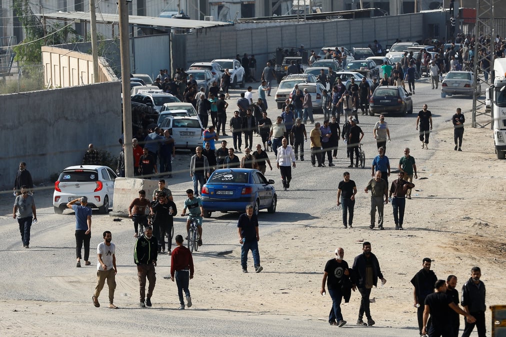 Des travailleurs palestiniens, qui se trouvaient en israel lors de l'attaque du hamas du 7 octobre, arrivent a la frontiere de rafah apres avoir ete renvoyes par israel dans la bande de gaza