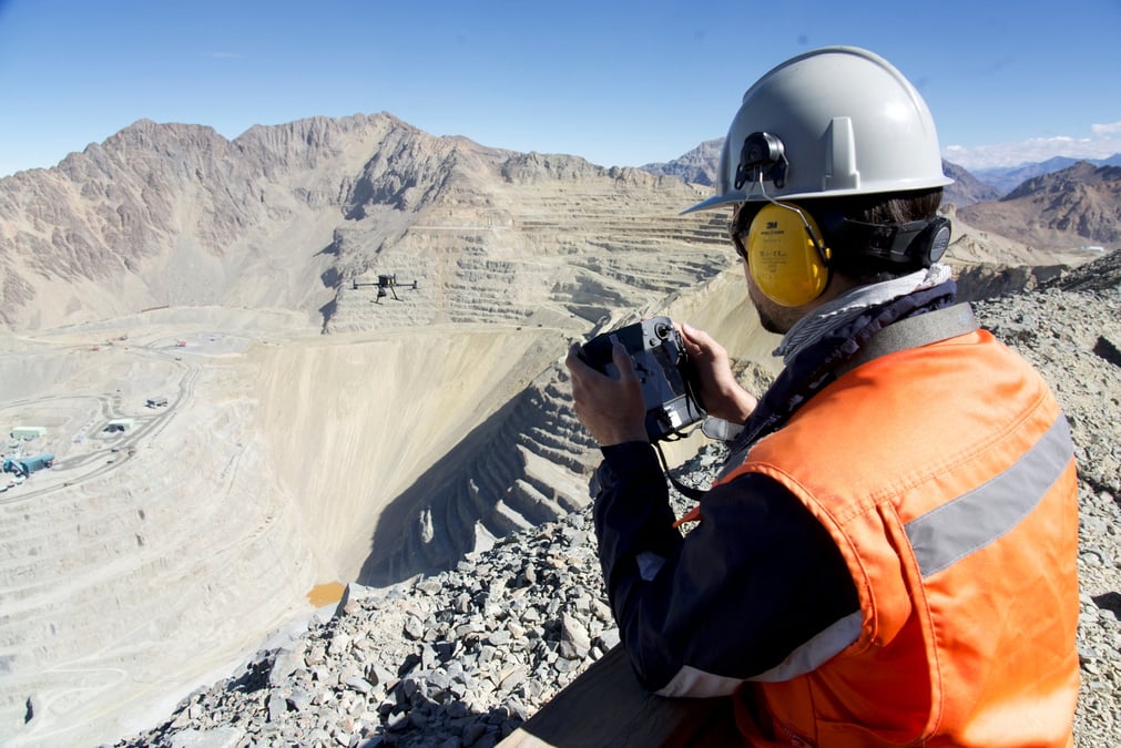 Un travailleur a la mine de cuivre los bronces d'anglo american au chili