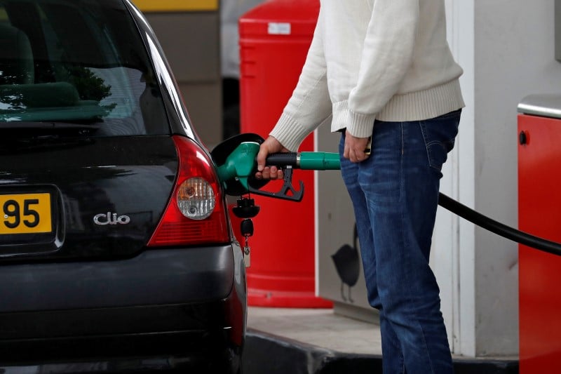 Alain vidalies pour un relevement de la taxe sur les carburants