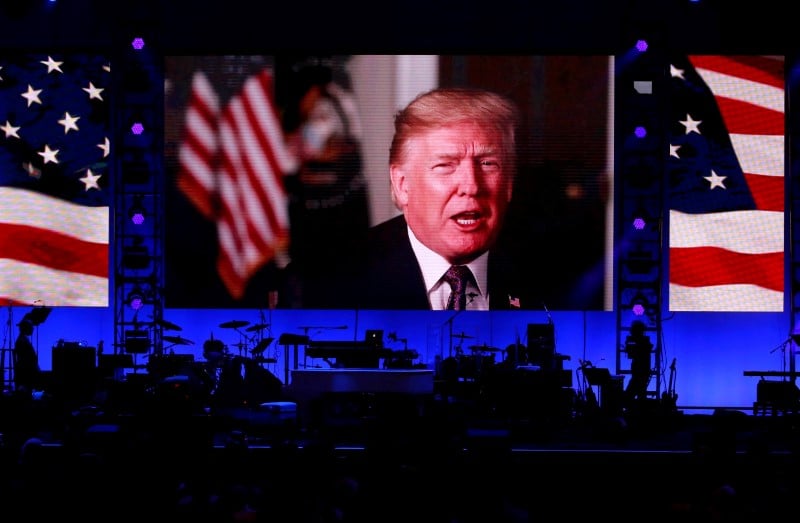 Cinq anciens presidents us et trump en video a un concert caritatif