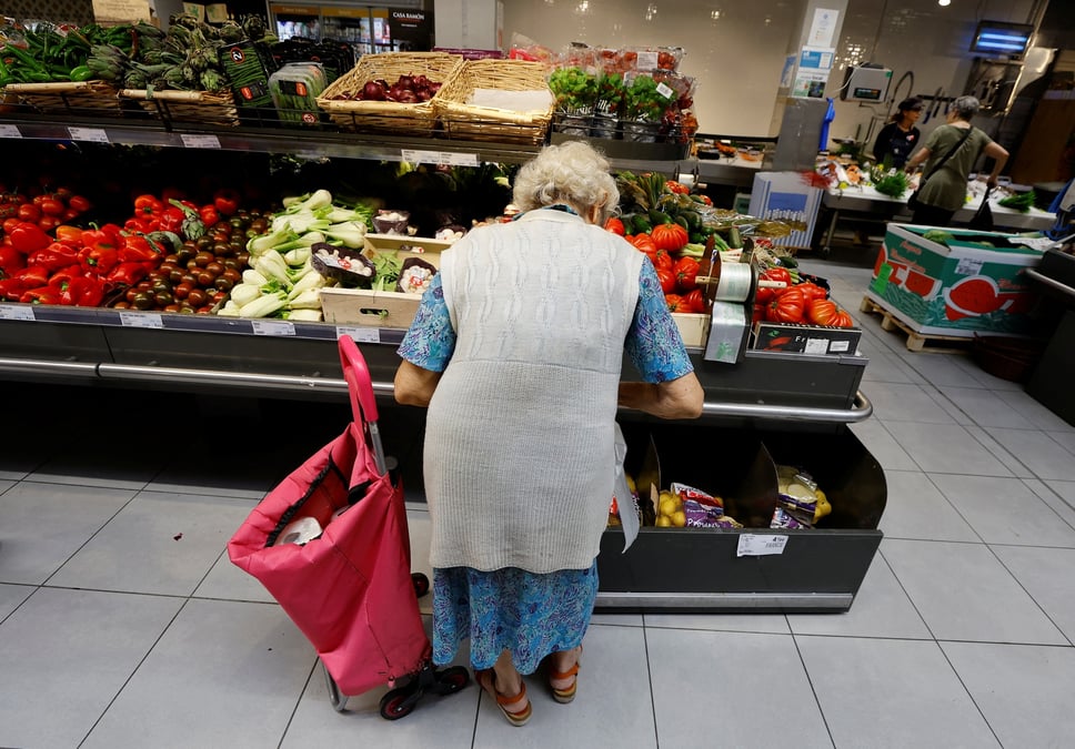 Une femme fait ses courses dans un supermarche a nice, en france