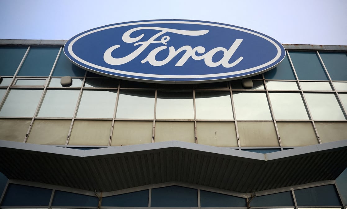 Des panneaux sont visibles a l'exterieur de l'usine de transmissions ford halewood a liverpool, en grande-bretagne