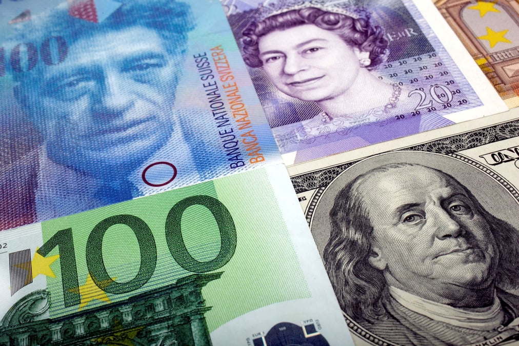 Illustration des billets de banque en dollars americains, francs suisses, livres sterling et euros