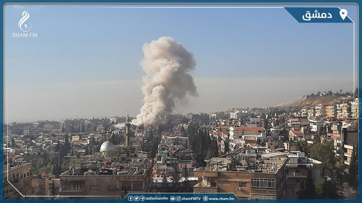 Photo d'archives: de la fumee s'eleve apres une frappe de missile israelienne sur damas, en syrie