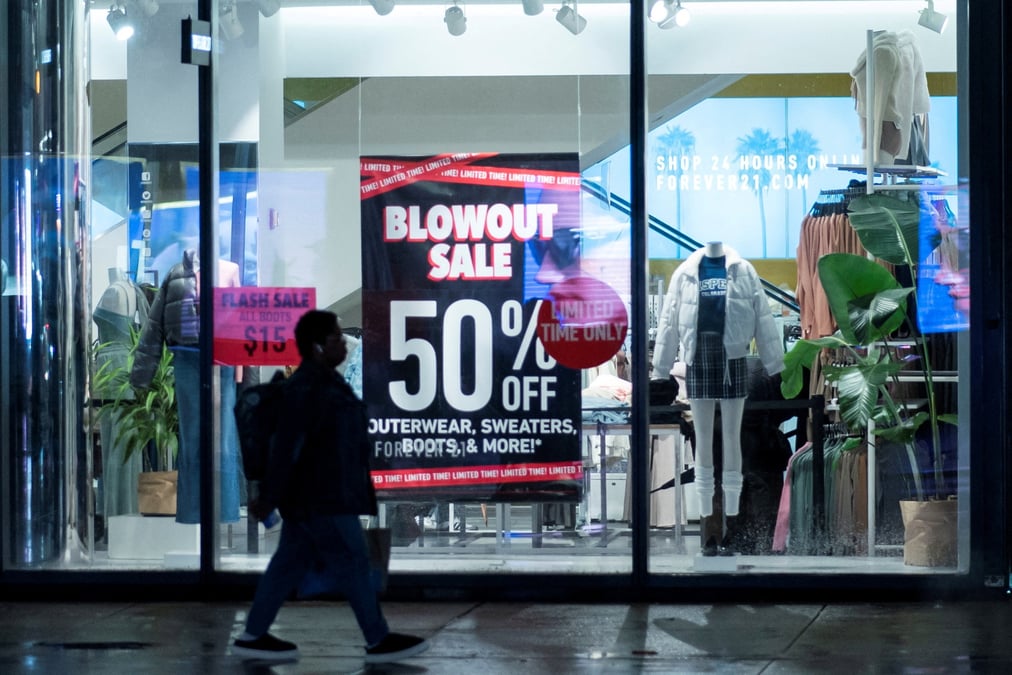 Photo d'archives d'une femme qui passe devant un magasin a new york