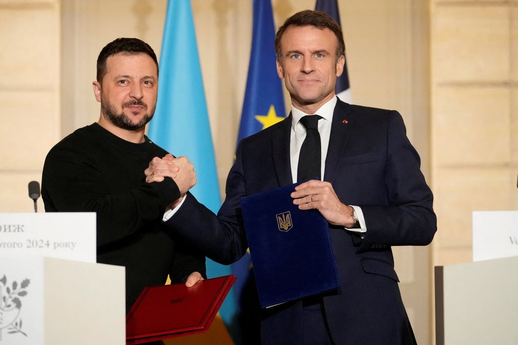 Le president francais emmanuel macron et le president ukrainien volodimir zelensky au palais de l'elysee a paris