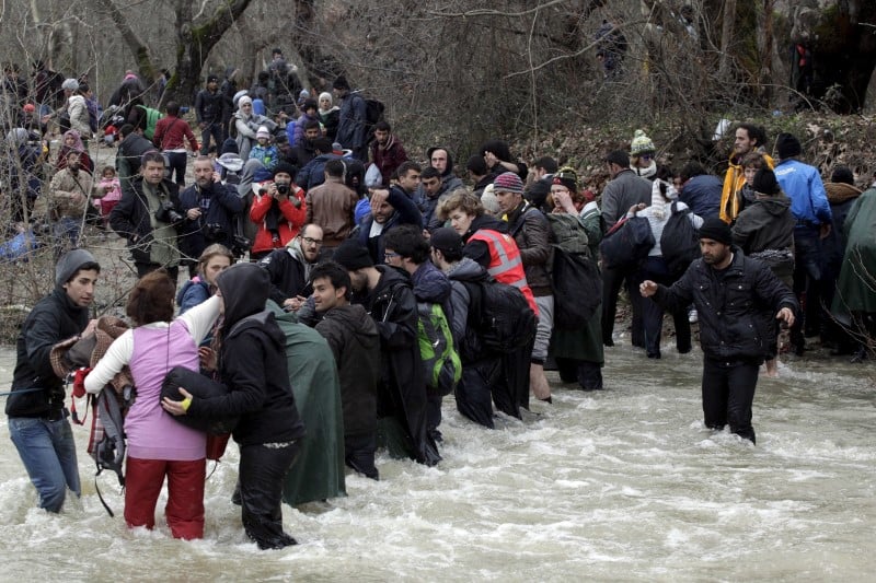 Des migrants quittent le camp d'idomeni en grece