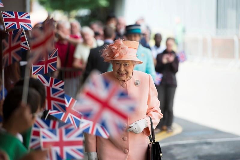 L'humeur britannique est sombre, mais resolue, dit elizabeth ii