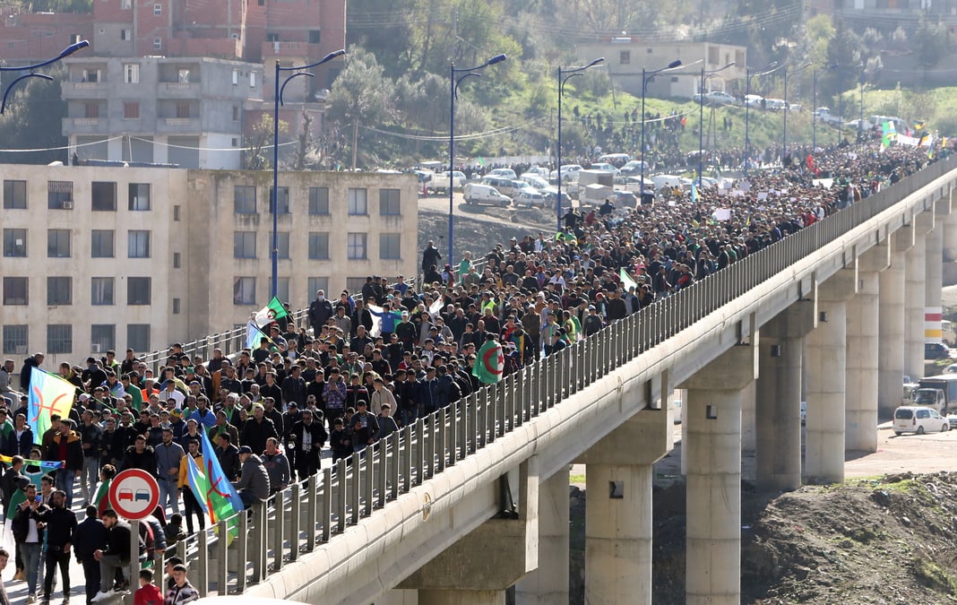 Algerie: des milliers de manifestants dans les rues pour l'anniversaire du hirak