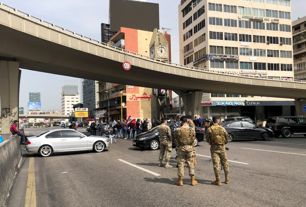 Liban: l'armee commence a degager les routes bloquees par des manifestants