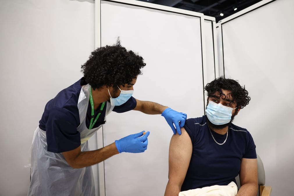 Coronavirus: plus de la moitie des adultes en grande-bretagne vaccines d'ici la fin de la semaine, dit un ministre