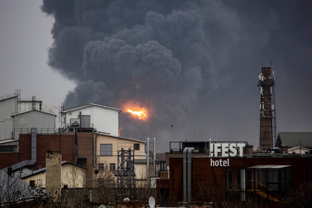 Ukraine: une ville proche de tchernobyl aux mains des russes, biden traite poutine de "boucher"
