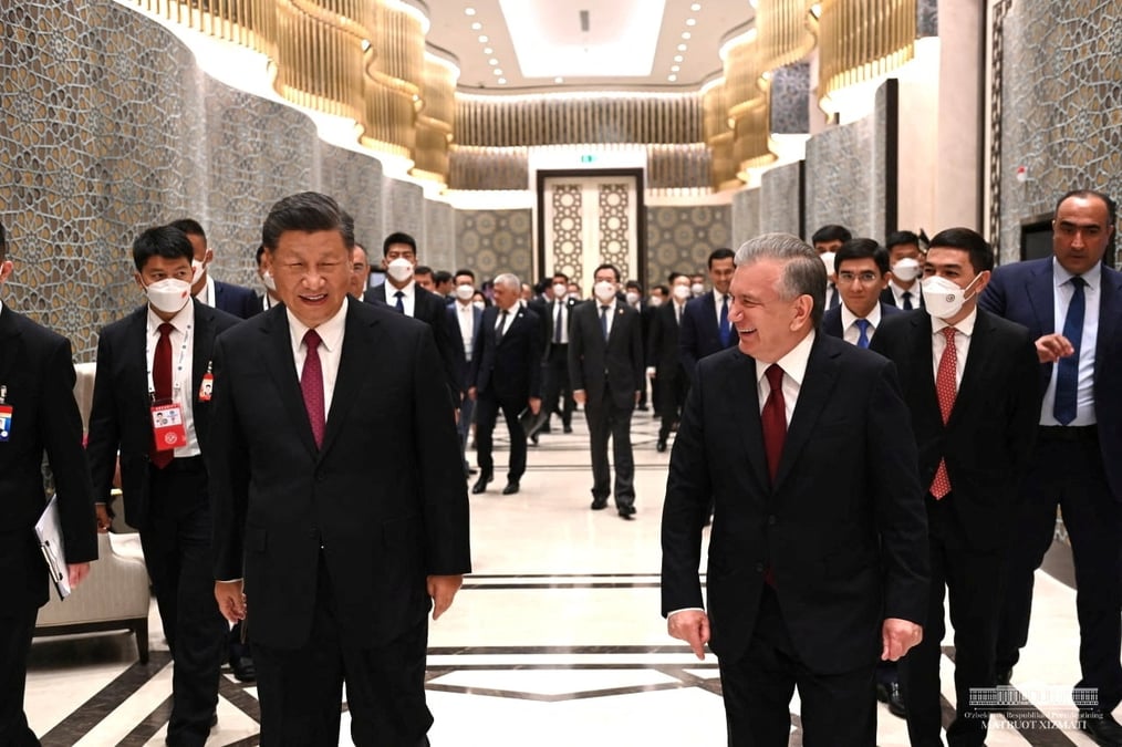 Le president chinois xi jinping et le president de l'ouzbekistan shavkat mirziyoyev lors de leur rencontre en marge du sommet de l'ocs