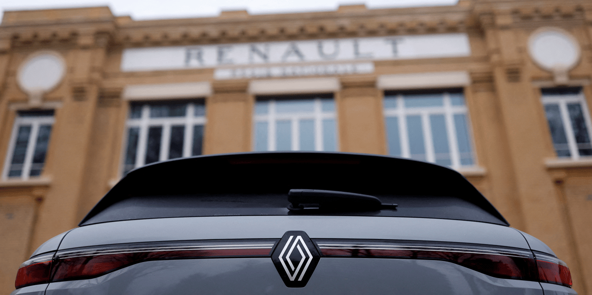 Le logo de renault sur une voiture lors de la presentation des resultats annuels 2022