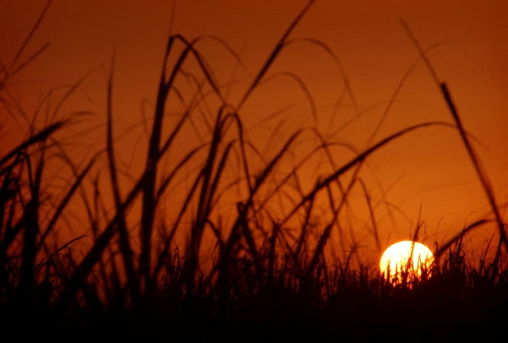 Photo d'archives du soleil prit de la ville d'ahvaz, en iran