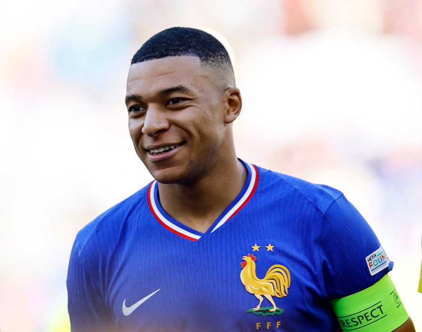 Le footballeur francais kylian mbappe avant le match contre la pologne au bvb stadion de dortmund