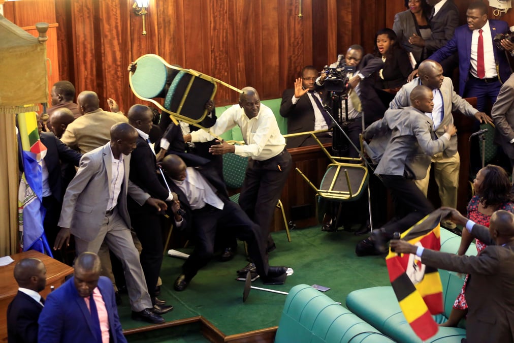 Pugilat a kampala autour d'une reforme de la constitution