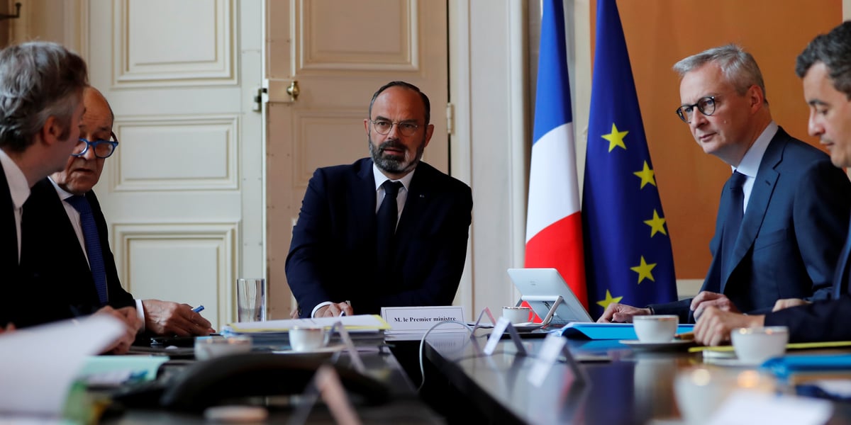 Ce jeudi 14 mai, le Premier ministre français Édouard Philippe (C) flanqué du ministre français de l'Économie et des Finances Bruno Le Maire (2R) et du ministre français de l'Action publique et des Comptes, Gérald Darmanin (R) participe à une vidéoconférence avec les acteurs du secteur du tourisme lors d'une inter-comité ministériel de l'hôtel Matignon à Paris, alors que la France assouplit les mesures de confinement prises pour freiner la propagation de la maladie Covid-19.