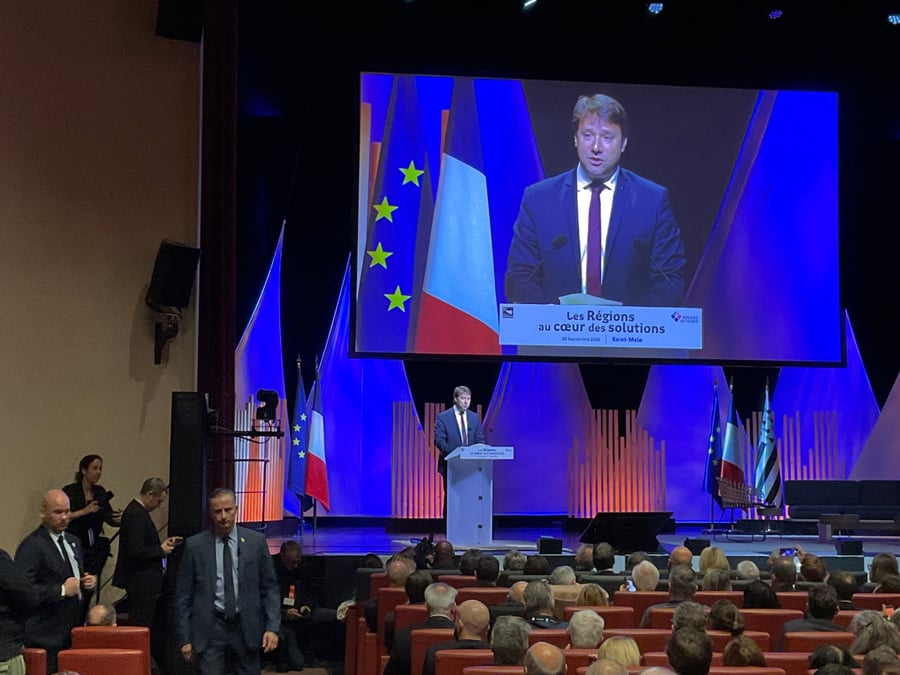 "Les Régions au coeur des solutions", thème du 19e congrès des Régions à Saint-Malo: les élus bretons du groupe transpartisan "Autonomie" ont fait remettre à la Première ministre leur rapport demandant plus d'autonomie en matière de réglementation, de fiscalité, de financement, d'expérimentations. Ce texte avait été remis le 19 septembre au président de région, Loïg Chesnais-Girard. Il fera l'objet d'un débat politique à la prochaine session du Conseil régional, en octobre.