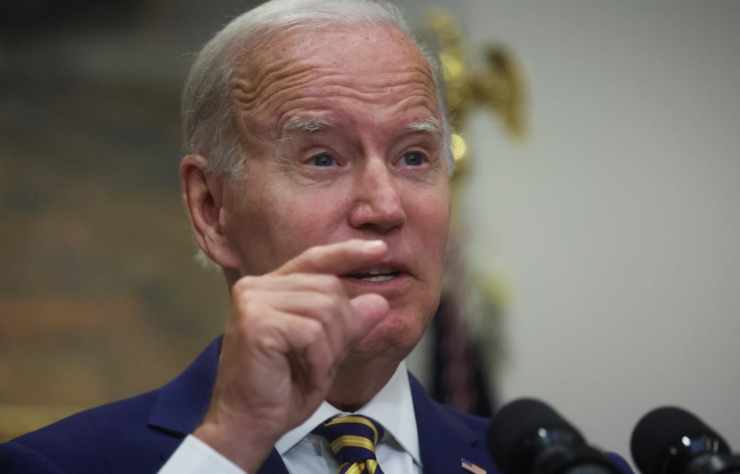 Biden signe le decret d'application de la loi sur les semi-conducteurs