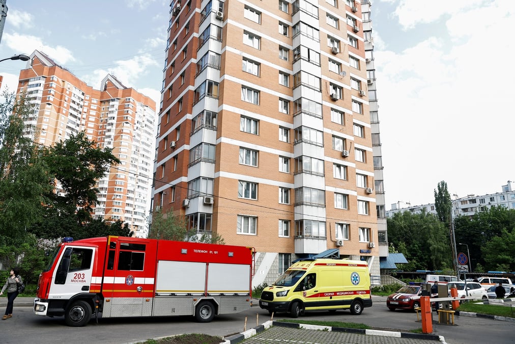 Une ambulance et des vehicules de pompiers sont gares a l'exterieur d'un immeuble d'habitation a la suite d'une attaque de drone a moscou