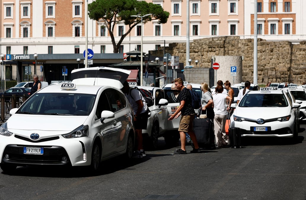 Photo d'archives des taxis a rome, en italie