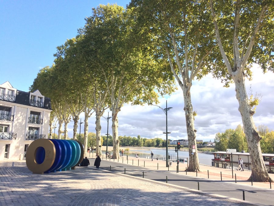 La place de Loire à Orléans, l'un des symboles de la réappropriation du fleuve par la ville.