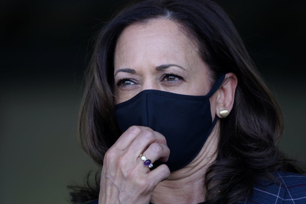 Harris interrompt ses deplacements, un cas de covid-19 dans son equipe