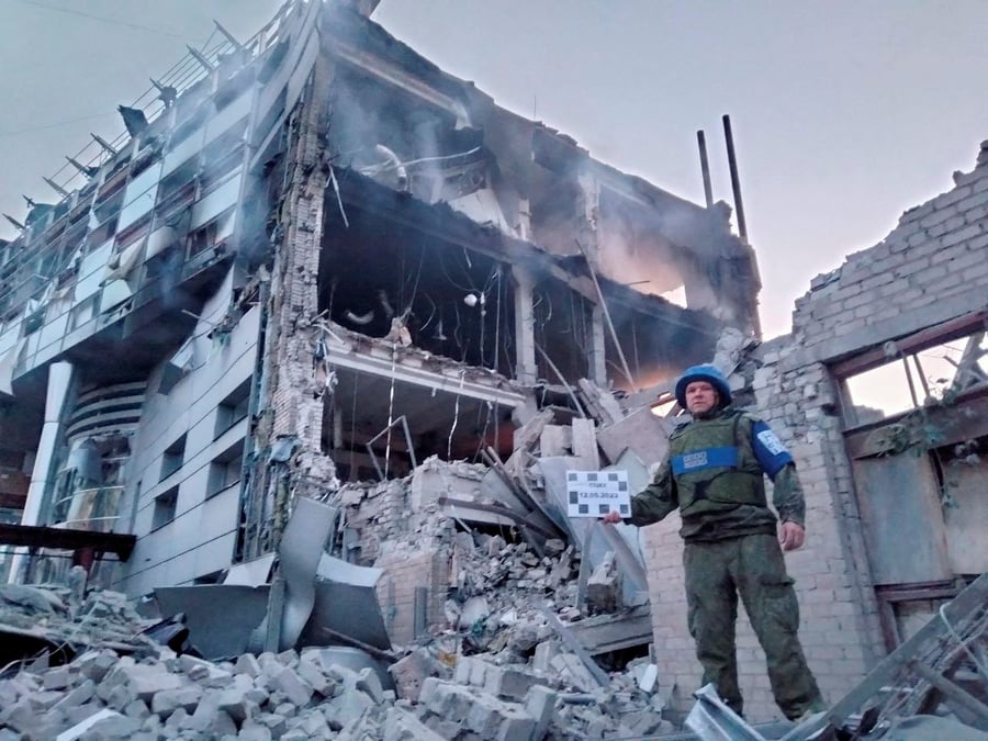 Un batiment industriel endommage, selon des officiels installes par la russie, par un tir de missile ukrainien