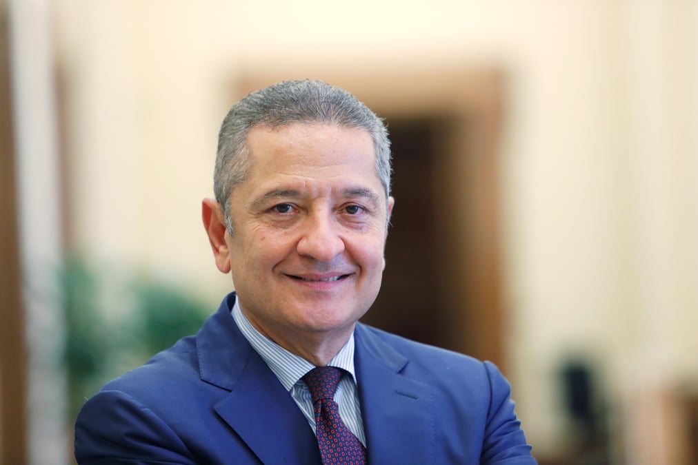 Membre du directoire de la banque centrale europeenne, fabio panetta est vu debout dans un couloir de la banque d'italie avant sa nomination au comite executif de la banque centrale europeenne