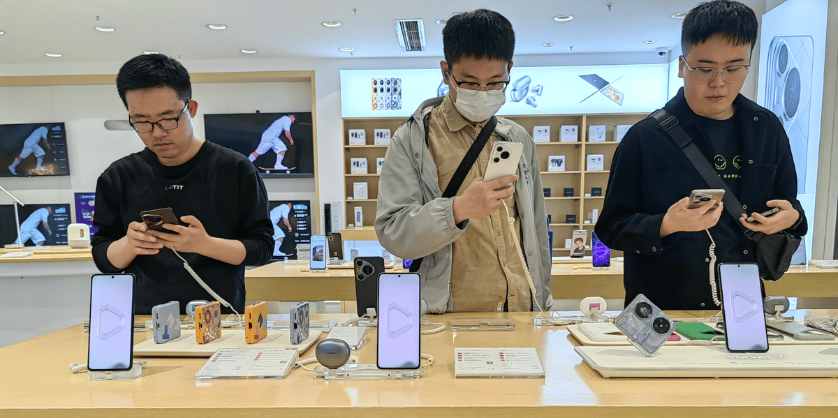 Des clients essayent le dernier smartphone de Huawei, le Pura 70, le vendredi 19 avril, dans la ville de Xi’an, dans la province chinoise du Shaanxi.