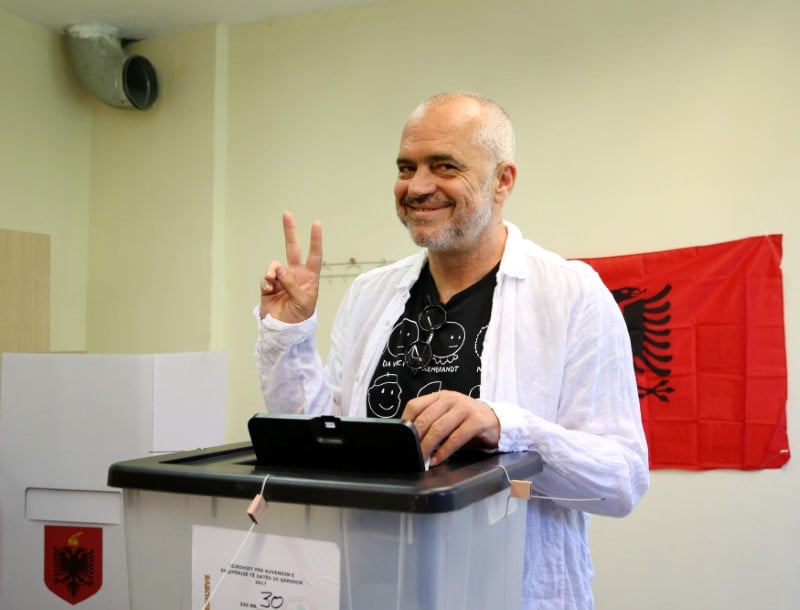 Le ps albanais obtiendrait la majorite absolue au parlement