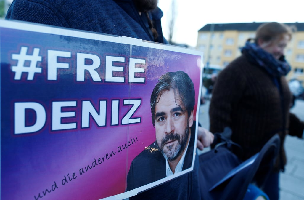 Le journaliste germano-turc deniz yucel remis en liberte