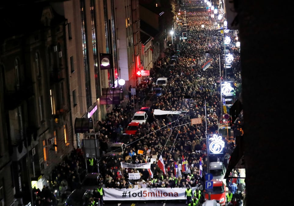Plus de 10.000 manifestants a belgrade contre le president serbe