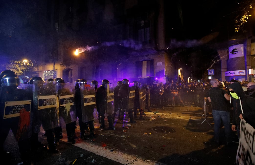 Nouveaux heurts a barcelone entre police et manifestants separatistes