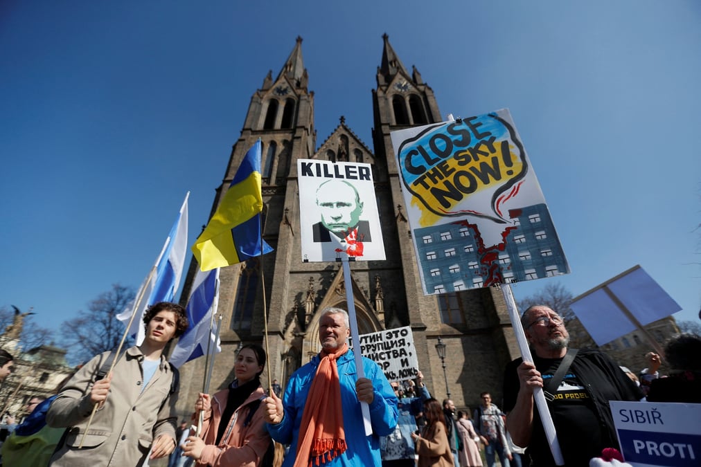 Des milliers de russes manifestent a prague contre la guerre en ukraine