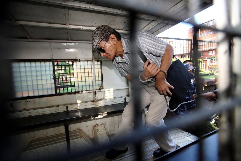 Photo d'archives: le tueur en serie francais charles sobhraj apres son audience a katmandou
