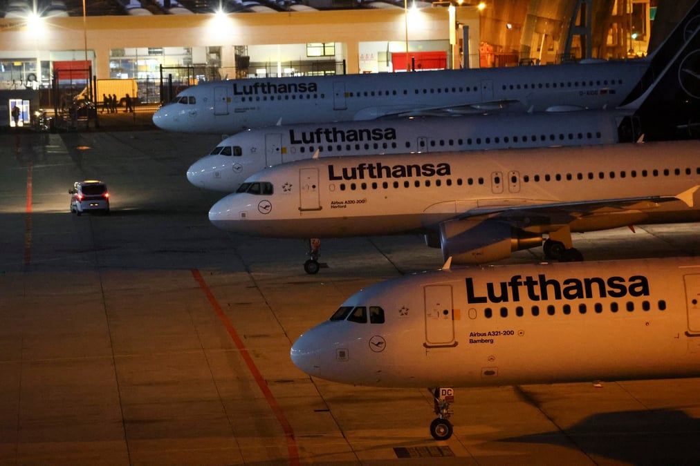 Des avions stationnes a l'aeroport de francfort, en allemagne