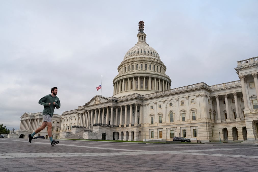 Photo d'archives: un jogger court devant le capitole des etats-unis, a washington