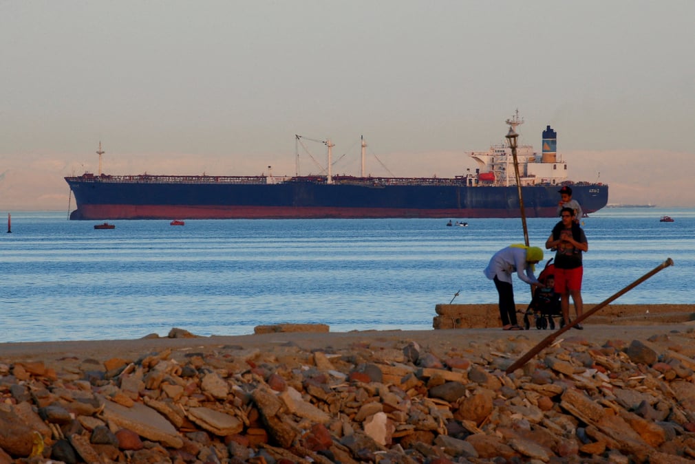 Un porte-conteneurs traverse le golfe de suez en direction de la mer rouge avant d'entrer dans le canal de suez, a el ain el sokhna a suez, a l'est du caire