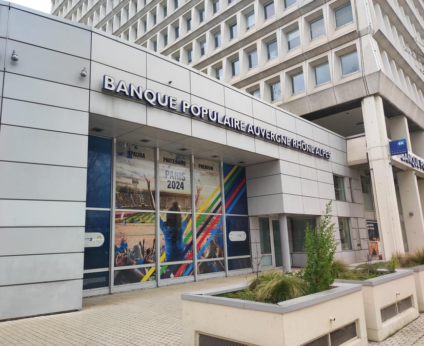 En 2024, la Banque Populaire Auvergne-Rhône-Alpes, a réalisé une belle performance. La Banque des Transitions énergétiques prouve, quant à elle, l'intérêt des clients pour une épargne responsable finançant des projets locaux.