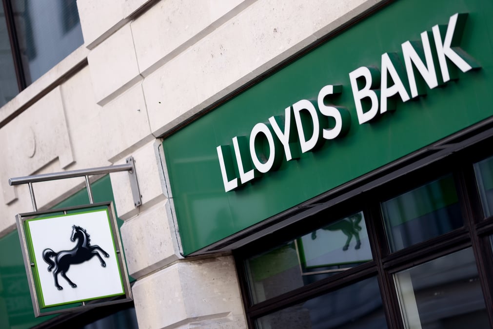 Vue generale de la signalisation dans une succursale de la banque lloyds, a londres